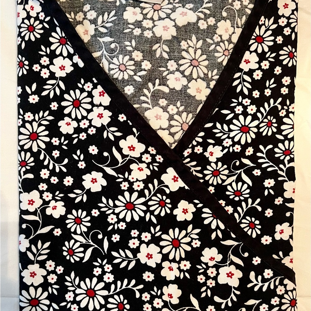 Willow Black‎ and White Floral Scrub Top - Picture 3 of 4